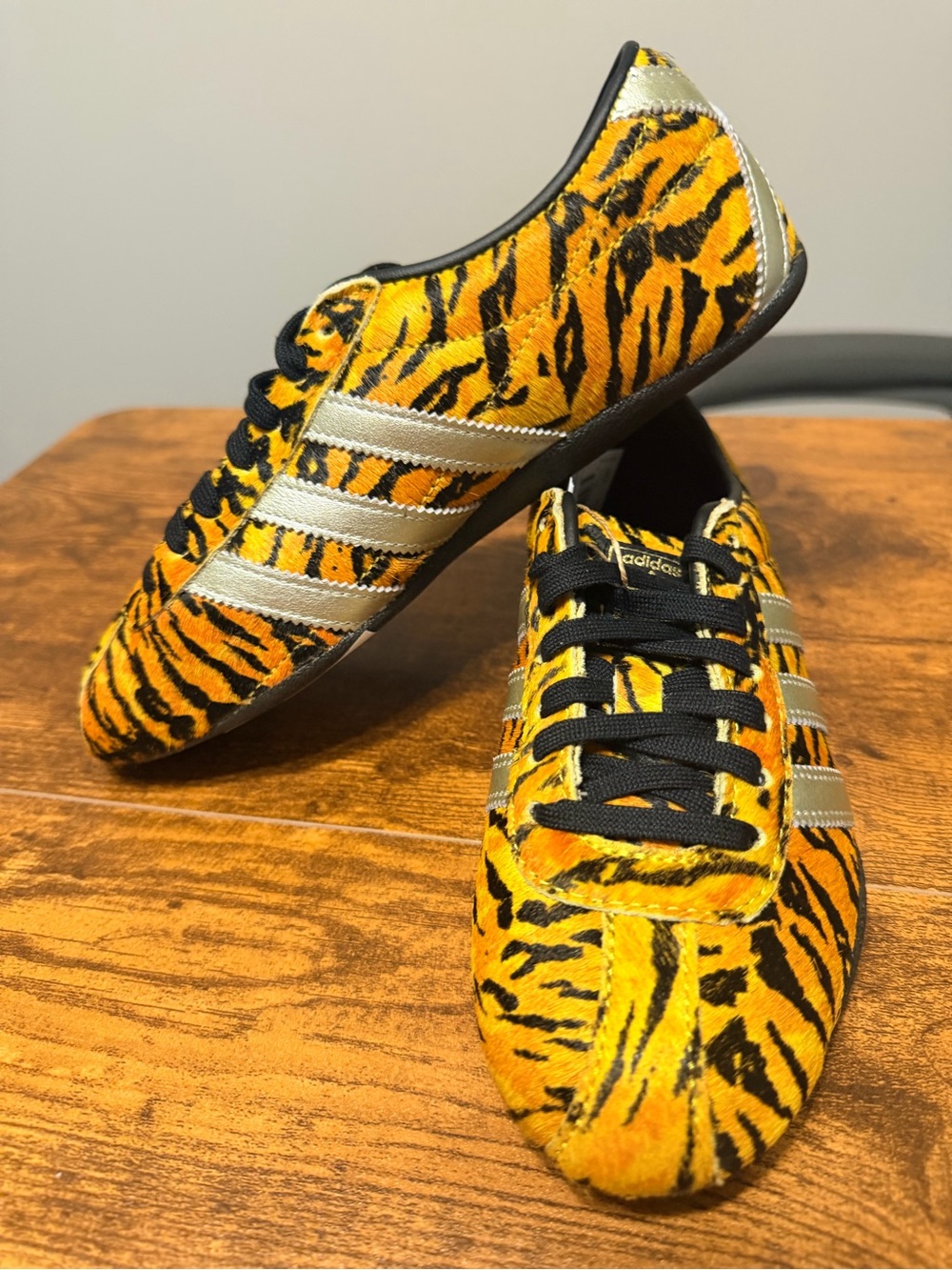 Adidas Womens Tokyo Tiger Print Sneakers in Yellow with Silver Stripes 6W - Picture 3 of 9